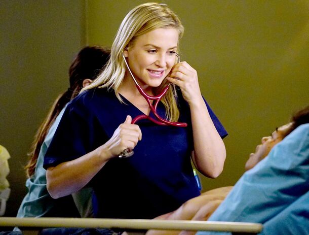 Grey’s Anatomy Newbie Addresses Jessica Capshaw’s Return: ‘She’s an Icon’ - image 3